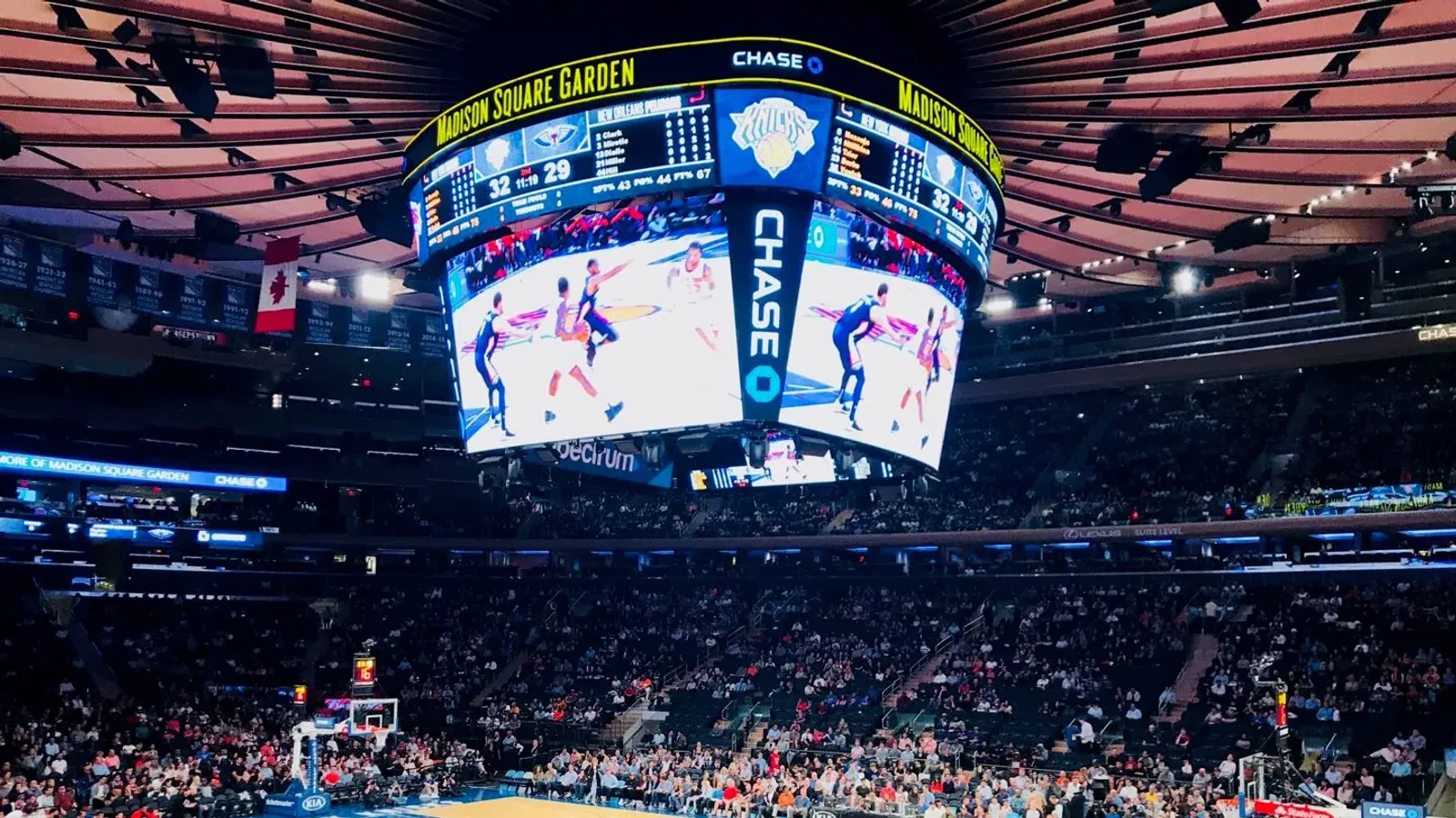 ภายใน Madison Square Garden ระหว่างเกม New York Knicks พบ New Orleans Pelicans เมื่อ 5 ตุลาคม 2018 เห็นสนามไม้ จอใหญ่กลางสนาม และผู้ชมเต็มอัฒจันทร์