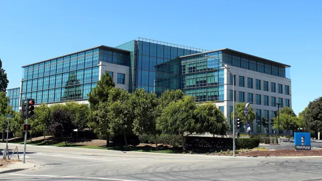 อาคาร 1 ในสำนักงานใหญ่ของ NetApp เมือง Sunnyvale รัฐแคลิฟอร์เนีย ภาพเดือนสิงหาคม 2020