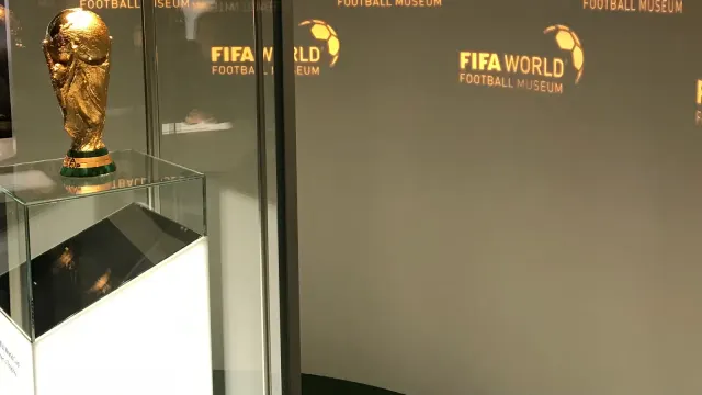 ถ้วยรางวัลฟุตบอลโลกในตู้จัดแสดงของ FIFA World Football Museum เมืองซูริก สวิตเซอร์แลนด์