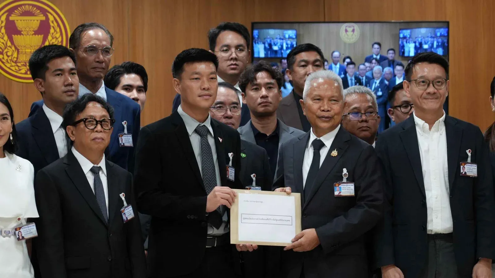 การยื่นเอกสารญัตติอภิปรายไม่ไว้วางใจรัฐมนตรี 18 คนต่อประธานสภาผู้แทนราษฎร ที่รัฐสภา 8 ตุลาคม 2569