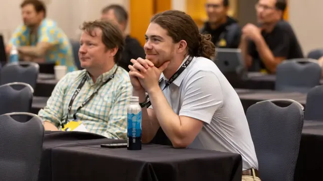 ผู้เข้าร่วมงานนั่งฟังในห้องประชุม ภาพจากเว็บไซต์ OpenJS Foundation ผู้ดูแลโครงการ Node.js