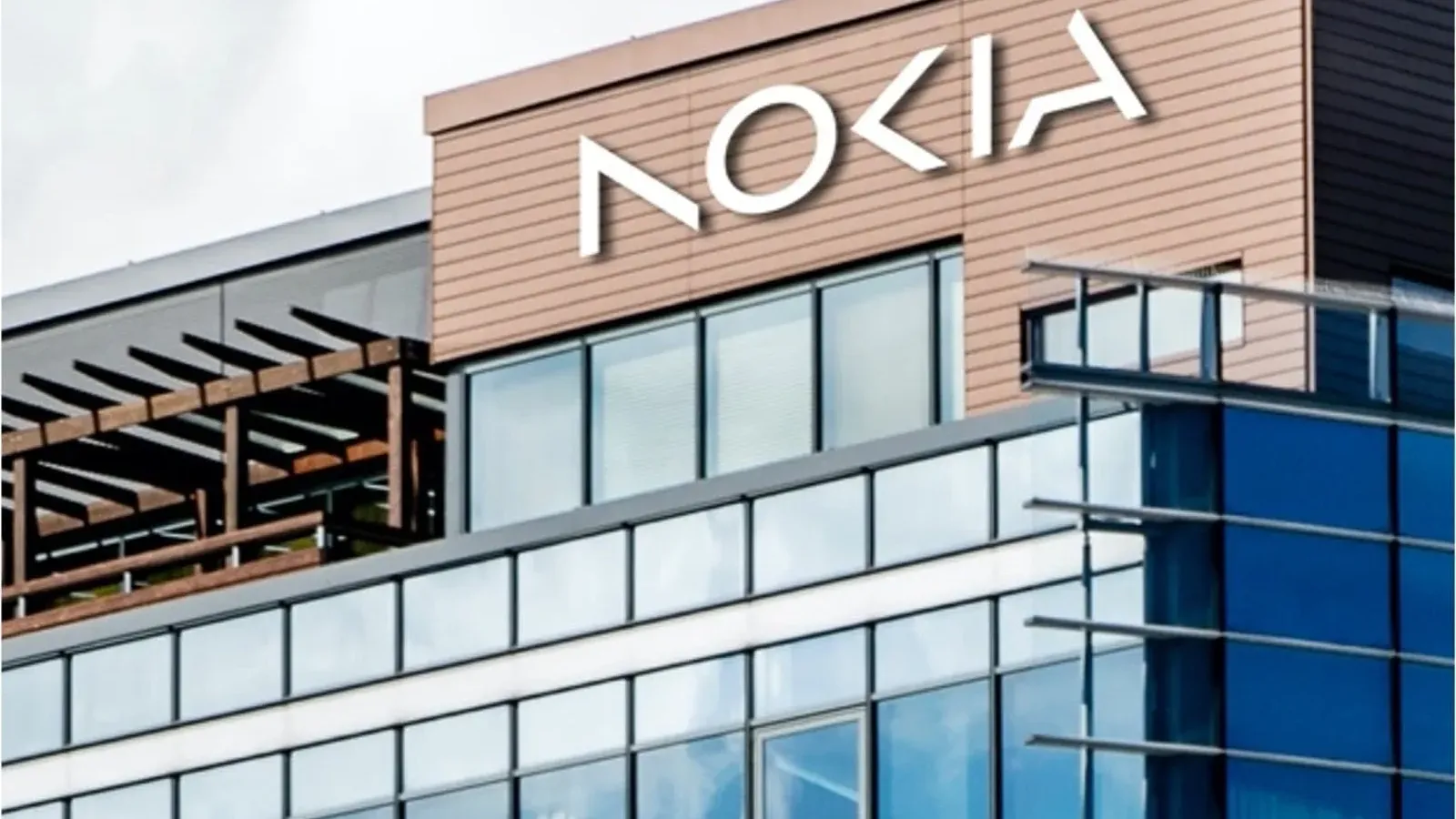 อาคารสำนักงานใหญ่ของ Nokia ที่เมืองเอสโป ประเทศฟินแลนด์ มีโลโก้ Nokia แบบใหม่บนผนังด้านบน