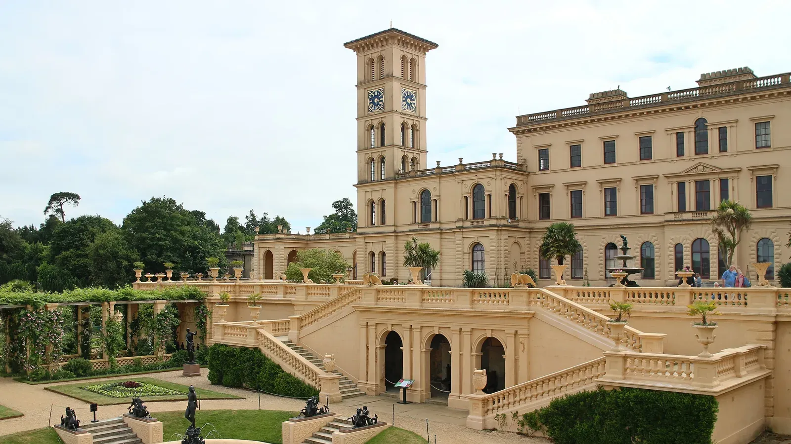 Osborne House ตัวบ้านแบบอิตาลีสีครีมกับหอคอย บันไดและระเบียงสวนที่มีน้ำพุ ภาพถ่ายเดือนมิถุนายน 2018