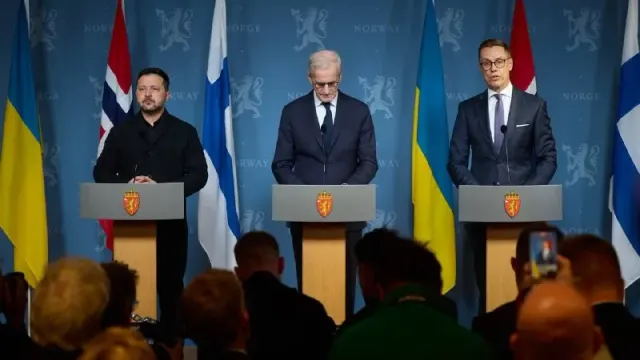Volodymyr Zelensky, Jonas Gahr Støre และ Alexander Stubb ยืนแถลงข่าวร่วมกันหลังเจรจาออสโล 20 ตุลาคม 2026 หน้าธงยูเครน นอร์เวย์ และฟินแลนด์