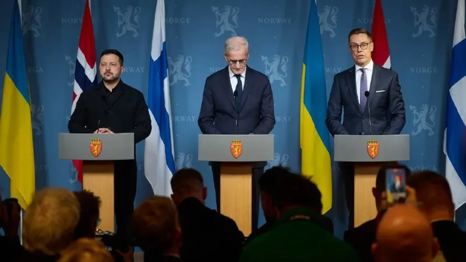 Volodymyr Zelensky, Jonas Gahr Støre และ Alexander Stubb ยืนแถลงข่าวร่วมกันหลังเจรจาออสโล 20 ตุลาคม 2026 หน้าธงยูเครน นอร์เวย์ และฟินแลนด์