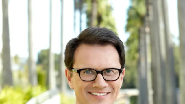 Peter Rice CCO Netflix คนใหม่ ในภาพถ่ายปี 2015 สวมแว่นตาและสูทสีเทา