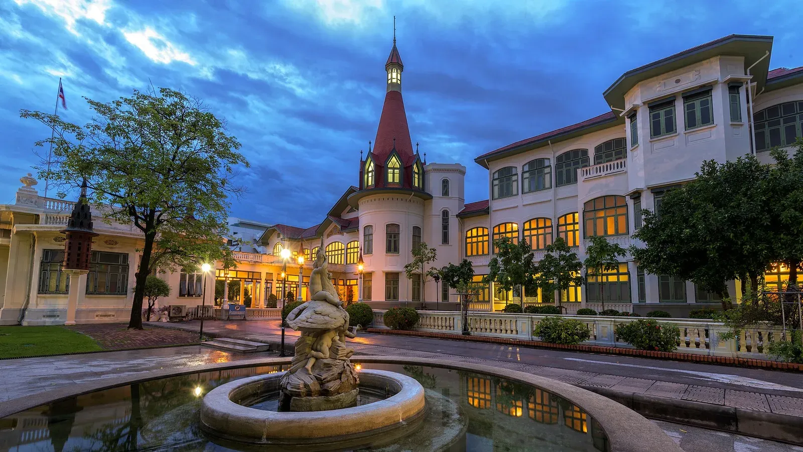 พระราชวังพญาไท และน้ำพุด้านหน้า ภาพถ่ายเมื่อ พ.ศ. 2559