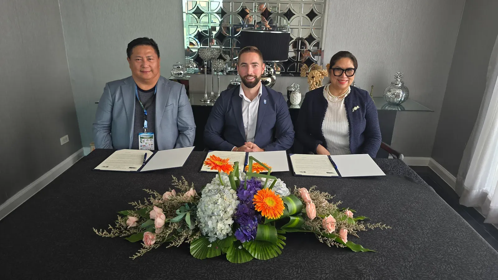 Orlando Manuntag, Peter Bachmann ประธานและซีอีโอของ USA Rice และ Rowena Del Rosario-Sadicon ผู้ร่วมก่อตั้ง PRISM ในการลงนาม MOU ข้าวสหรัฐฯ กับภาคเอกชนข้าวฟิลิปปินส์