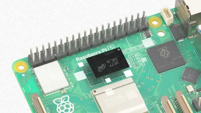 บอร์ด Raspberry Pi 5 ระยะใกล้ เห็นชิปหน่วยความจำสีดำวางข้างโปรเซสเซอร์ และตัวเลือกความจุ 1G 2G 4G 8G พิมพ์บนบอร์ด
