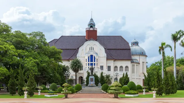พระรามราชนิเวศน์ (วังบ้านปืน) เพชรบุรี ด้านหน้าและหอคอย ภาพถ่าย พ.ศ. 2562