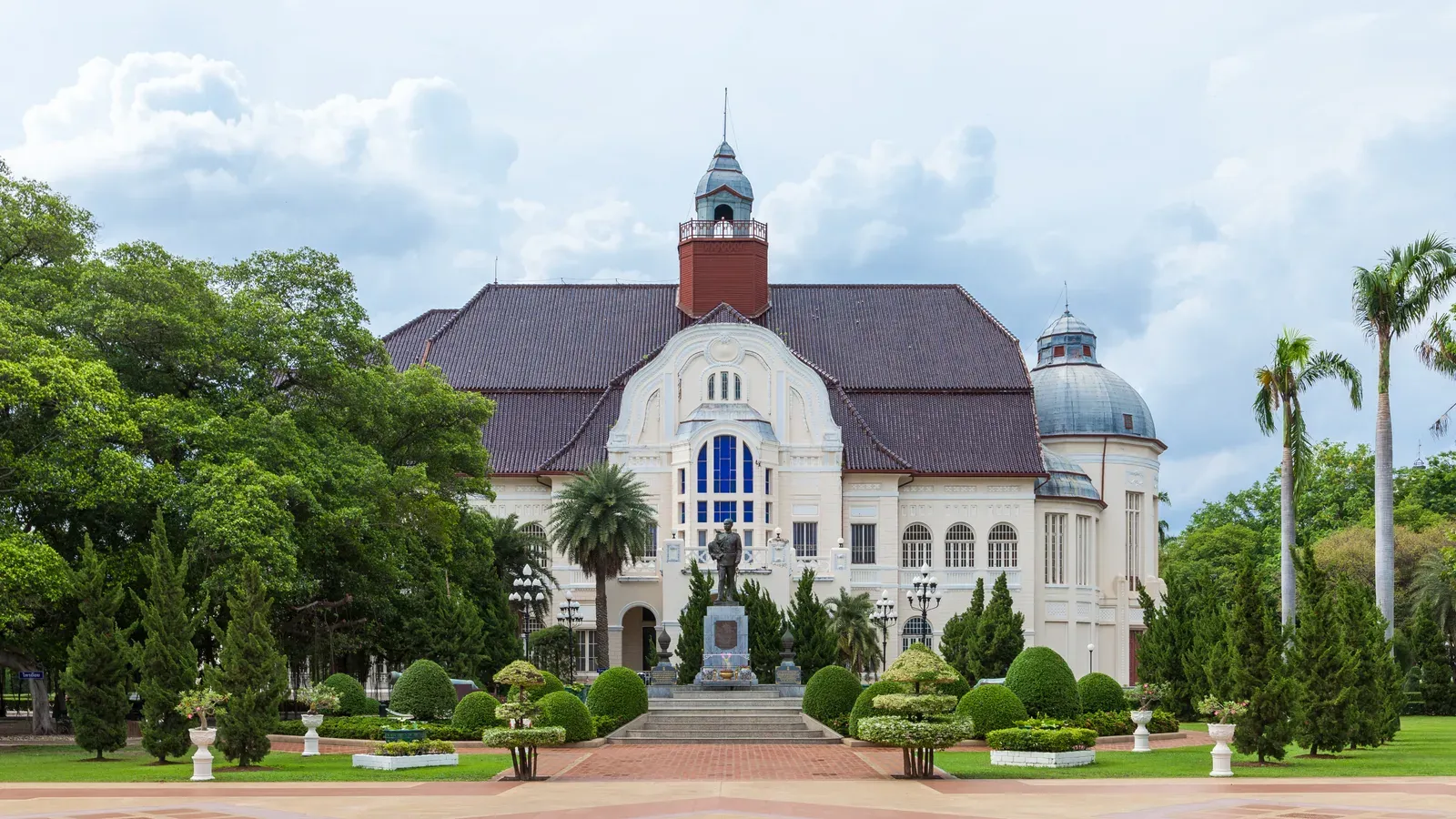 พระรามราชนิเวศน์ (วังบ้านปืน) เพชรบุรี ด้านหน้าและหอคอย ภาพถ่าย พ.ศ. 2562