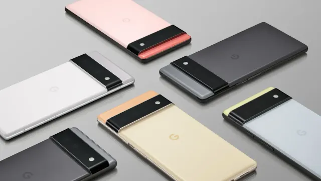 Pixel 6 และ Pixel 6 Pro หลายสีวางเรียงบนพื้นสีเทา เห็นแถบกล้องด้านหลังที่เป็นเอกลักษณ์