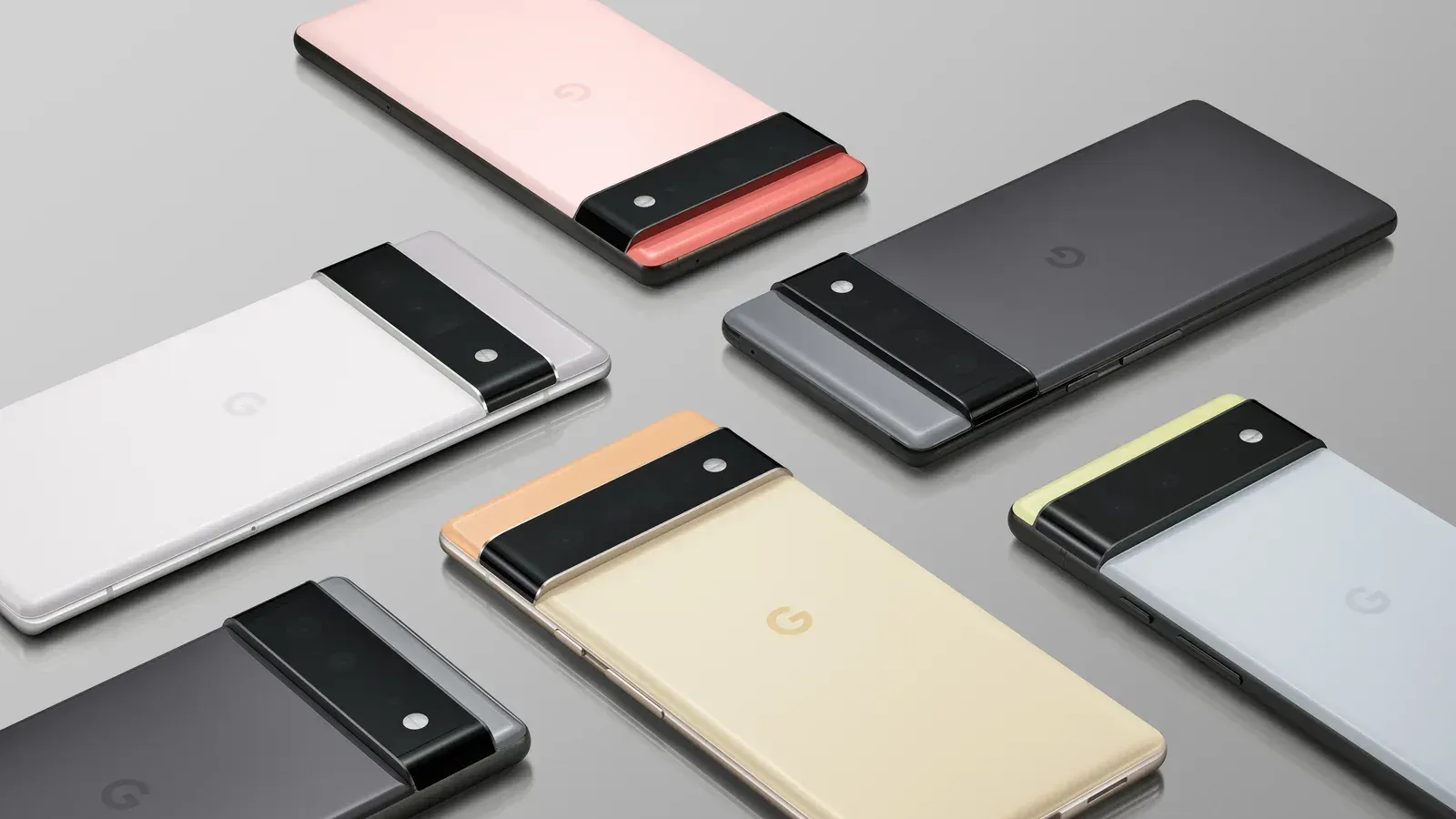 Pixel 6 และ Pixel 6 Pro หลายสีวางเรียงบนพื้นสีเทา เห็นแถบกล้องด้านหลังที่เป็นเอกลักษณ์