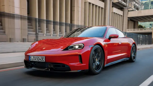 Porsche Taycan GTS ซีดานสีแดง รุ่นปี 2026 ขณะวิ่งบนถนนในเมือง ภาพจากห้องข่าว Porsche