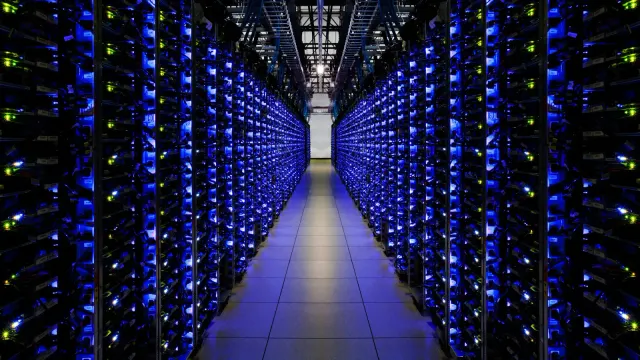 แถวเซิร์ฟเวอร์ไฟสีน้ำเงินในศูนย์ข้อมูล Douglas County ของ Google ภาพประกอบเรื่องค่า Extended Support PostgreSQL 14 บนคลาวด์