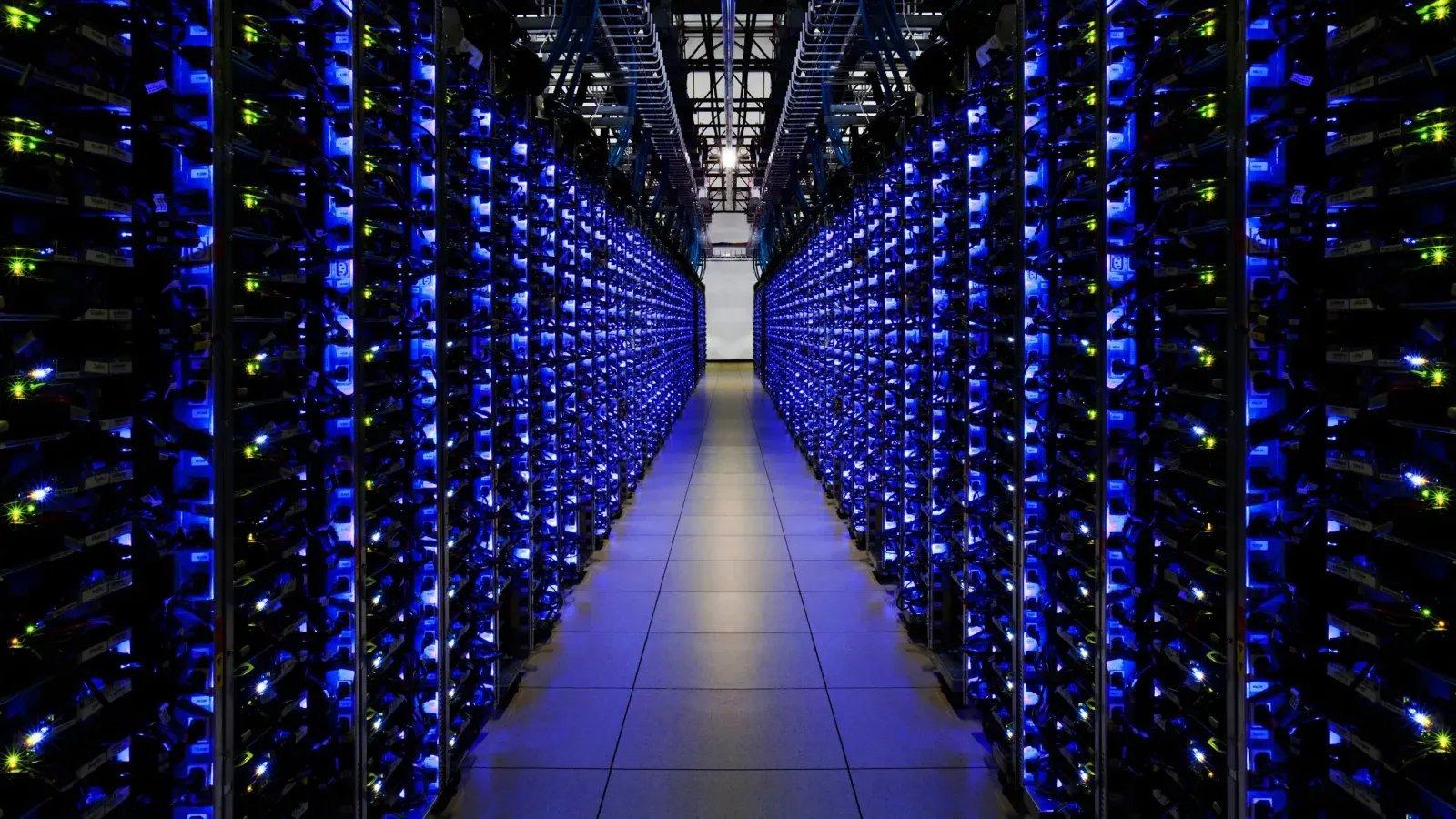 แถวเซิร์ฟเวอร์ไฟสีน้ำเงินในศูนย์ข้อมูล Douglas County ของ Google ภาพประกอบเรื่องค่า Extended Support PostgreSQL 14 บนคลาวด์