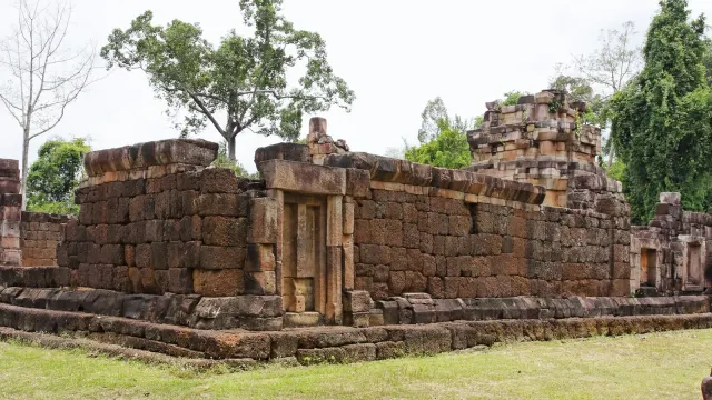 ปราสาทตาเมือนธม โบราณสถานบริเวณชายแดนไทย–กัมพูชา หนึ่งในสามปราสาทที่ถูกกล่าวถึงพร้อมข้อพิพาทโบราณวัตถุปราสาทคนา ภาพถ่ายปี 2009