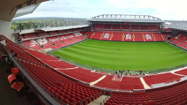สนาม Anfield ของลิเวอร์พูลมองจากอัฒจันทร์ Main Stand ภาพถ่ายเมื่อกรกฎาคม 2019 ก่อนเกมพรีเมียร์ลีก นัดที่ 9 2026/27 ที่จะพบอาร์เซนอล
