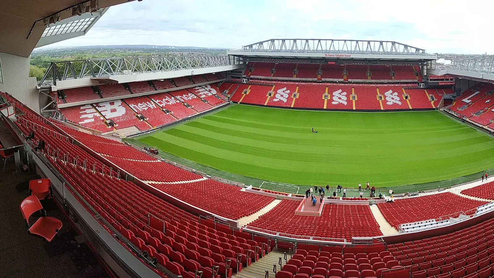 สนาม Anfield ของลิเวอร์พูลมองจากอัฒจันทร์ Main Stand ภาพถ่ายเมื่อกรกฎาคม 2019 ก่อนเกมพรีเมียร์ลีก นัดที่ 9 2026/27 ที่จะพบอาร์เซนอล
