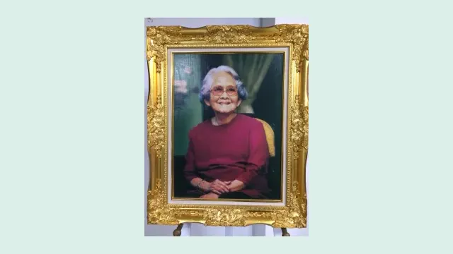 พระฉายาลักษณ์ สมเด็จพระศรีนครินทราบรมราชชนนี หรือ สมเด็จย่า ในกรอบรูป ที่วิทยาลัยพยาบาลกองทัพบก ภาพถ่ายเมื่อ พ.ศ. 2562