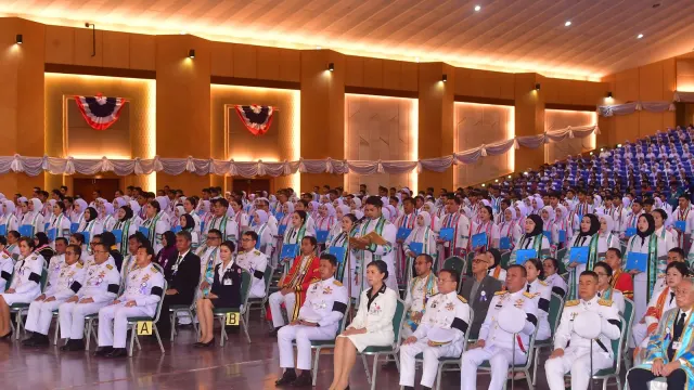 ผู้สำเร็จการศึกษาและผู้เข้าร่วมพิธีภายในอาคารเฉลิมพระเกียรติ มหาวิทยาลัยนราธิวาสราชนครินทร์ วันที่ 18 กันยายน 2569