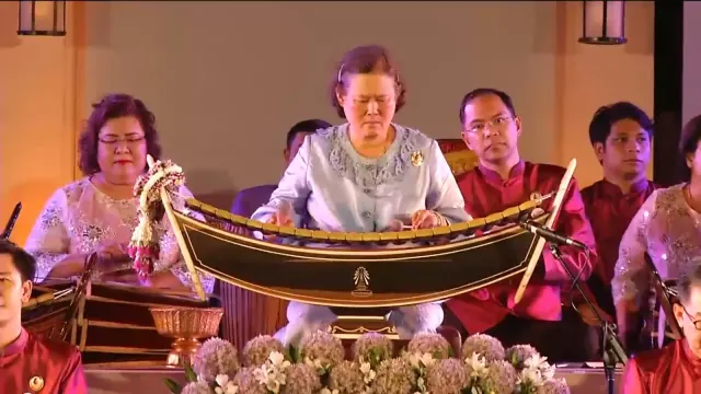 สมเด็จพระกนิษฐาธิราชเจ้า กรมสมเด็จพระเทพรัตนราชสุดา ฯ สยามบรมราชกุมารี ทรงดนตรีไทย ภาพจากวิดีโอของ NBT วันที่ 1 พฤษภาคม 2561 (ค.ศ. 2018)