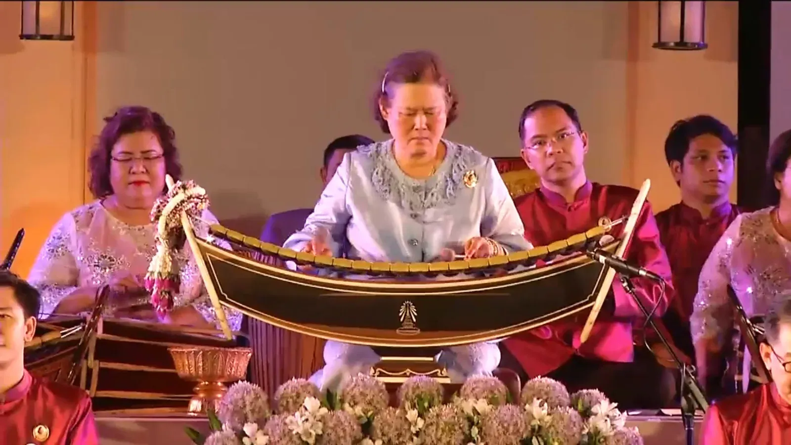 สมเด็จพระกนิษฐาธิราชเจ้า กรมสมเด็จพระเทพรัตนราชสุดา ฯ สยามบรมราชกุมารี ทรงดนตรีไทย ภาพจากวิดีโอของ NBT วันที่ 1 พฤษภาคม 2561 (ค.ศ. 2018)