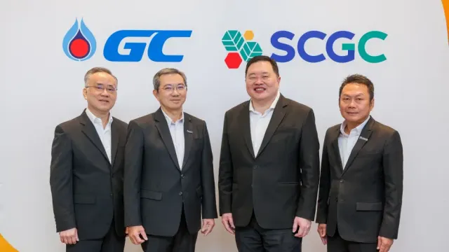 ผู้บริหาร GC และ SCGC สี่คนยืนหน้าฉากโลโก้สองบริษัท ในการประกาศดีล PTTGC SCGC