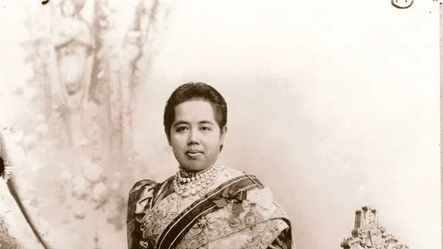 สมเด็จพระศรีพัชรินทรา ผดุงครรภ์แผนตะวันตก: ภาพ สมเด็จพระศรีพัชรินทรา บรมราชินีนาถ พระบรมราชชนนีพันปีหลวง จากบทความแรกรับวิชาผดุงครรภ์แผนตะวันตกในสยาม