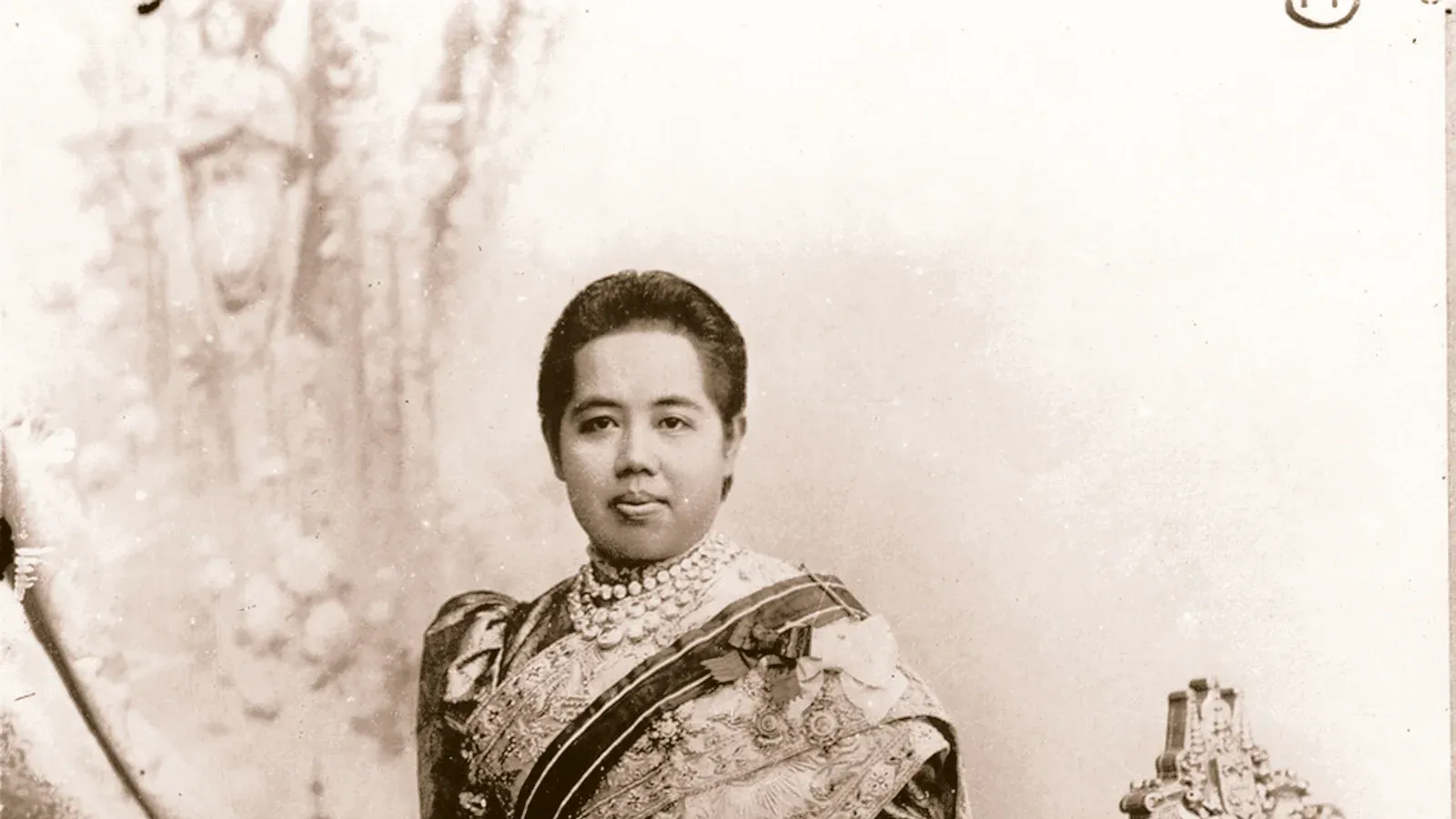 สมเด็จพระศรีพัชรินทรา ผดุงครรภ์แผนตะวันตก: ภาพ สมเด็จพระศรีพัชรินทรา บรมราชินีนาถ พระบรมราชชนนีพันปีหลวง จากบทความแรกรับวิชาผดุงครรภ์แผนตะวันตกในสยาม