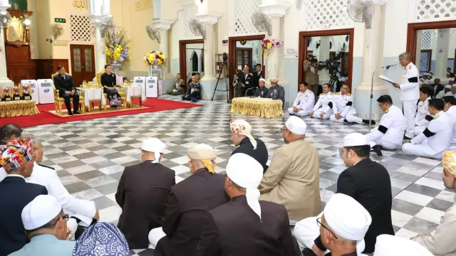 พิธีในห้องโถงมัสยิดกลางจังหวัดปัตตานี ผู้นำศาสนาอิสลามนั่งเรียงแถว วันที่ 10 ตุลาคม 2569