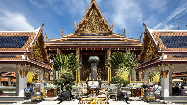 พระอุโบสถวัดพระศรีรัตนศาสดาราม ซึ่งสร้างในรัชกาลที่ 1 เพื่อประดิษฐานพระแก้วมรกต ภาพถ่ายเมื่อ พ.ศ. 2566