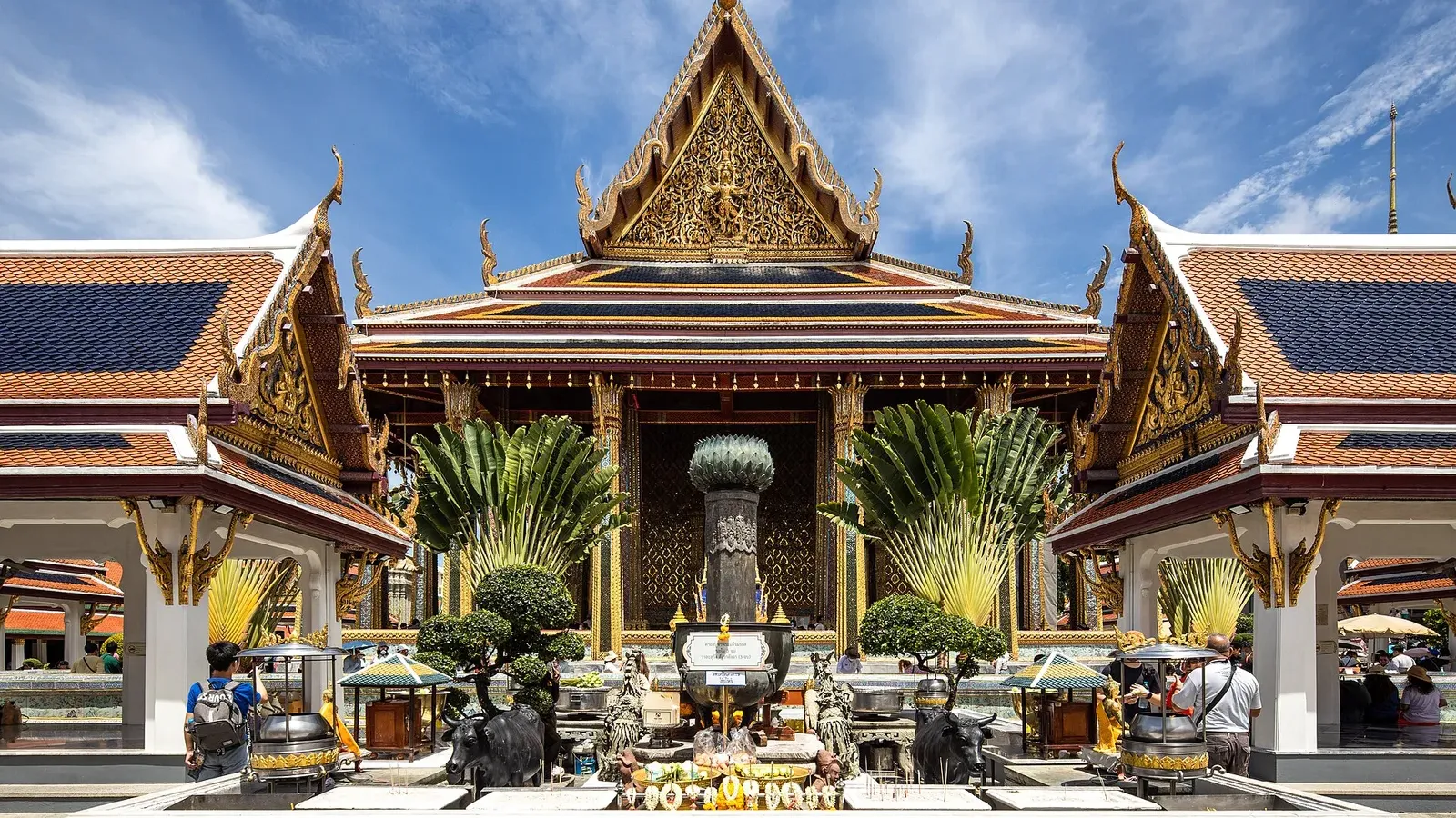 พระอุโบสถวัดพระศรีรัตนศาสดาราม ซึ่งสร้างในรัชกาลที่ 1 เพื่อประดิษฐานพระแก้วมรกต ภาพถ่ายเมื่อ พ.ศ. 2566