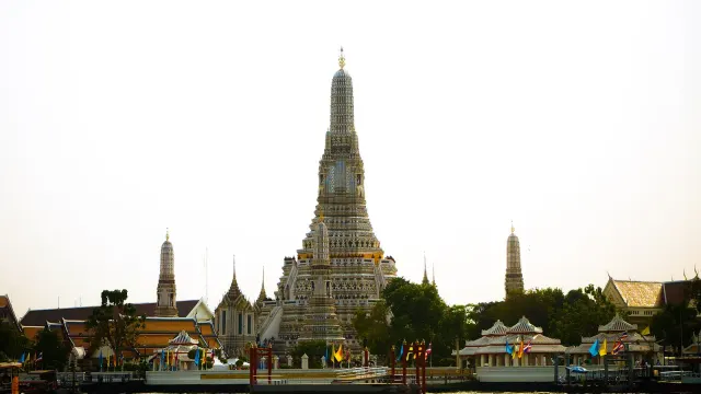 วัดอรุณราชวราราม วัดประจำรัชกาลที่ 2 มองจากแม่น้ำเจ้าพระยา ภาพถ่ายเมื่อ พ.ศ. 2562