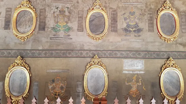แผ่นศิลาจารึกวัดโพธิ์ในกรอบประดับผนัง วัดพระเชตุพนวิมลมังคลาราม ซึ่งจารึกขึ้นในรัชกาลที่ 3 ภาพถ่ายเมื่อ พ.ศ. 2560