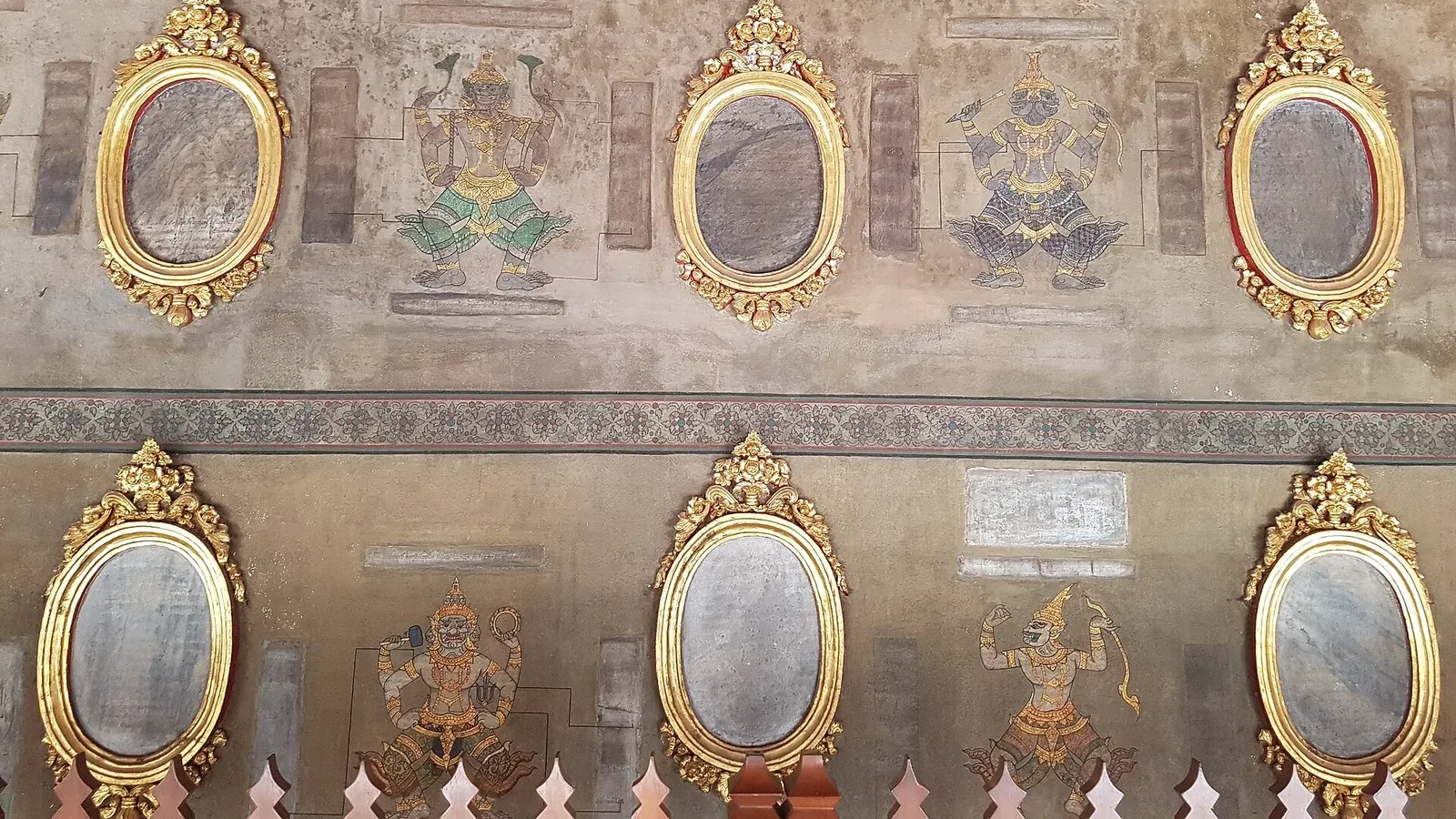 แผ่นศิลาจารึกวัดโพธิ์ในกรอบประดับผนัง วัดพระเชตุพนวิมลมังคลาราม ซึ่งจารึกขึ้นในรัชกาลที่ 3 ภาพถ่ายเมื่อ พ.ศ. 2560