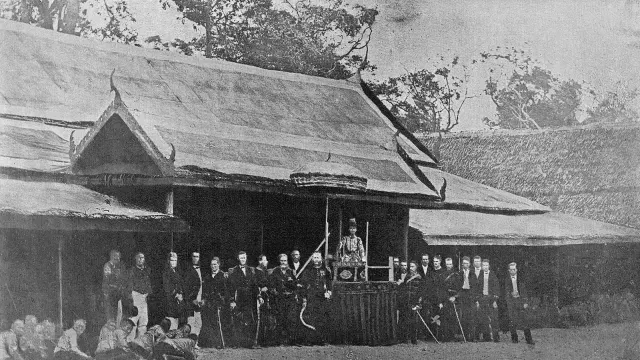 ภาพถ่ายเก่าเดือนสิงหาคม พ.ศ. 2411 (ค.ศ. 1868) ที่พลับพลาค่ายหลวงบ้านหว้ากอ ประจวบคีรีขันธ์ ระหว่างรับคณะของเซอร์แฮรี ออด เจ้าเมืองสิงคโปร์ ในคราวที่รัชกาลที่ 4 เสด็จทอดพระเนตรสุริยุปราคา
