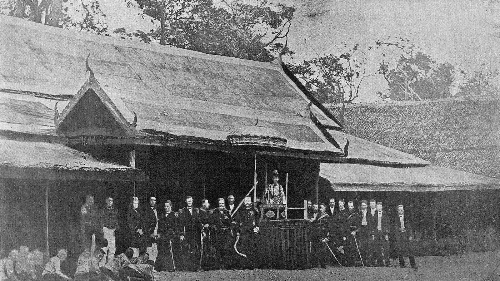 ภาพถ่ายเก่าเดือนสิงหาคม พ.ศ. 2411 (ค.ศ. 1868) ที่พลับพลาค่ายหลวงบ้านหว้ากอ ประจวบคีรีขันธ์ ระหว่างรับคณะของเซอร์แฮรี ออด เจ้าเมืองสิงคโปร์ ในคราวที่รัชกาลที่ 4 เสด็จทอดพระเนตรสุริยุปราคา