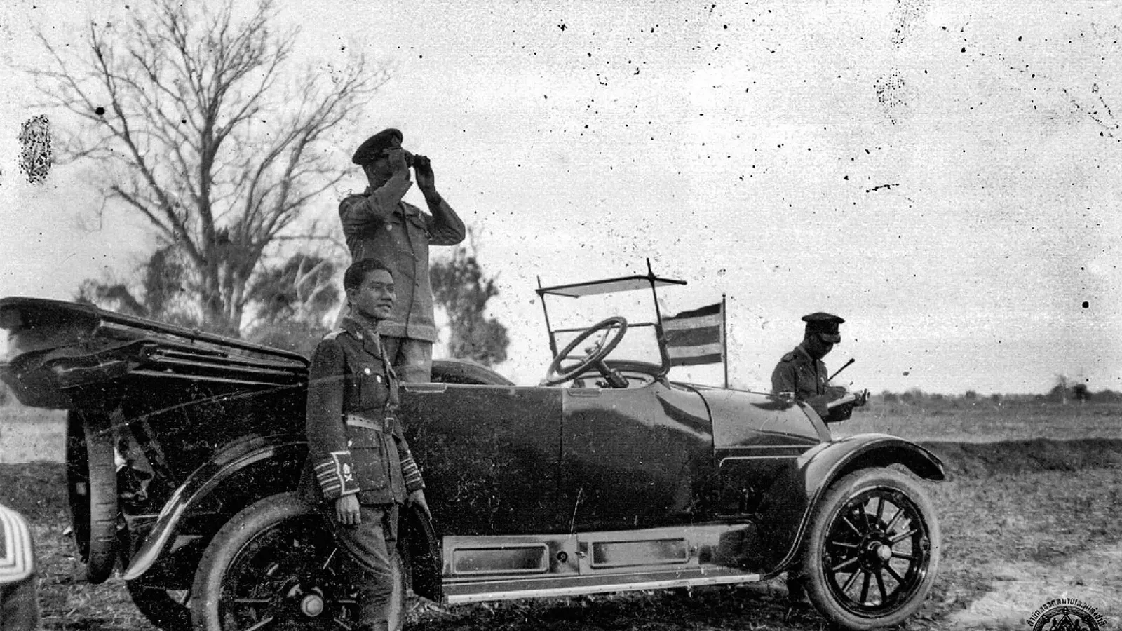 ภาพถ่ายเก่า ค.ศ. 1921 รัชกาลที่ 6 ระหว่างการซ้อมรบของกองเสือป่า
