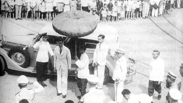 ภาพถ่ายเก่า 3 มิถุนายน ค.ศ. 1946 รัชกาลที่ 8 ที่ย่านสำเพ็ง กรุงเทพฯ ตามคำบรรยายของแหล่งภาพ