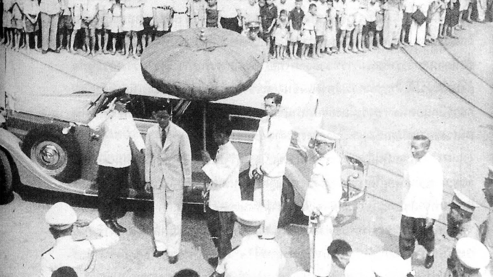 ภาพถ่ายเก่า 3 มิถุนายน ค.ศ. 1946 รัชกาลที่ 8 ที่ย่านสำเพ็ง กรุงเทพฯ ตามคำบรรยายของแหล่งภาพ