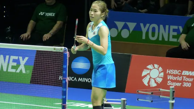 รัชนก อินทนนท์ ในชุดแข่งสีฟ้าถือแร็กเกตข้างเน็ต ในรายการ HSBC BWF World Tour Super 300 German Open เมื่อ 2 มีนาคม 2019