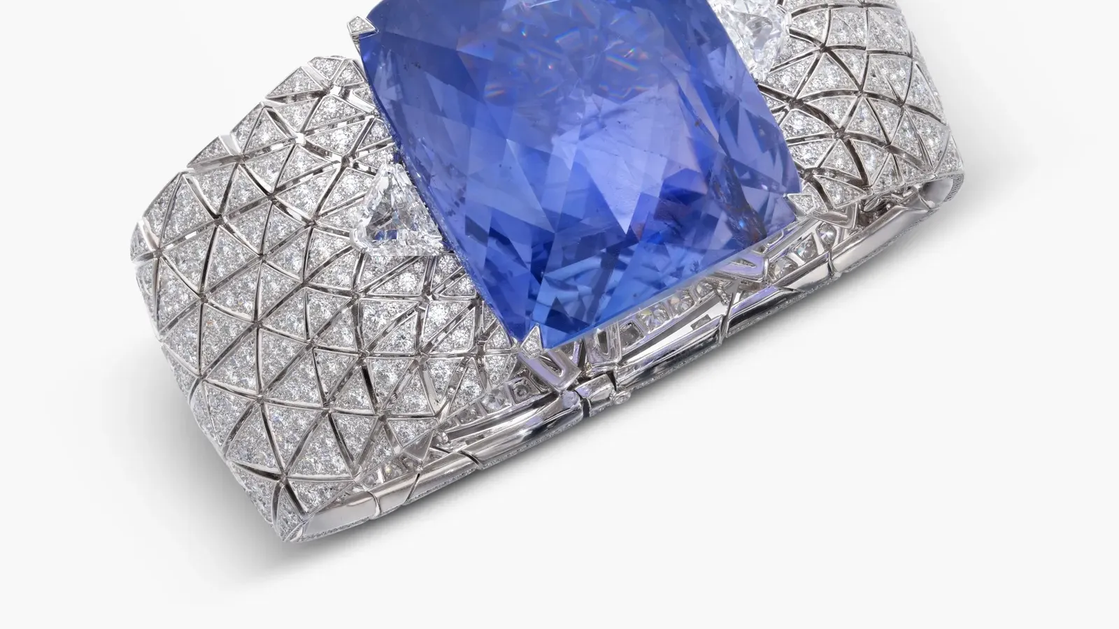 Romanov Sapphire ไพลิน 197.80 กะรัต บนกำไลเพชรของ Cartier