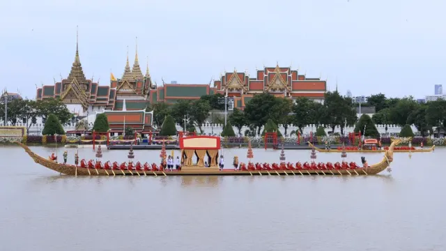 กระบวนพยุหยาตราชลมารค วันที่ 27 ตุลาคม 2567 เรือพระที่นั่งสุพรรณหงส์ แล่นผ่านหน้า พระบรมมหาราชวัง