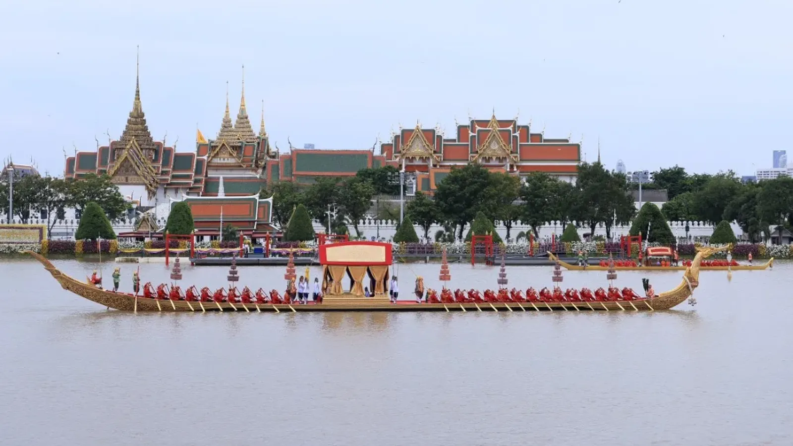กระบวนพยุหยาตราชลมารค วันที่ 27 ตุลาคม 2567 เรือพระที่นั่งสุพรรณหงส์ แล่นผ่านหน้า พระบรมมหาราชวัง