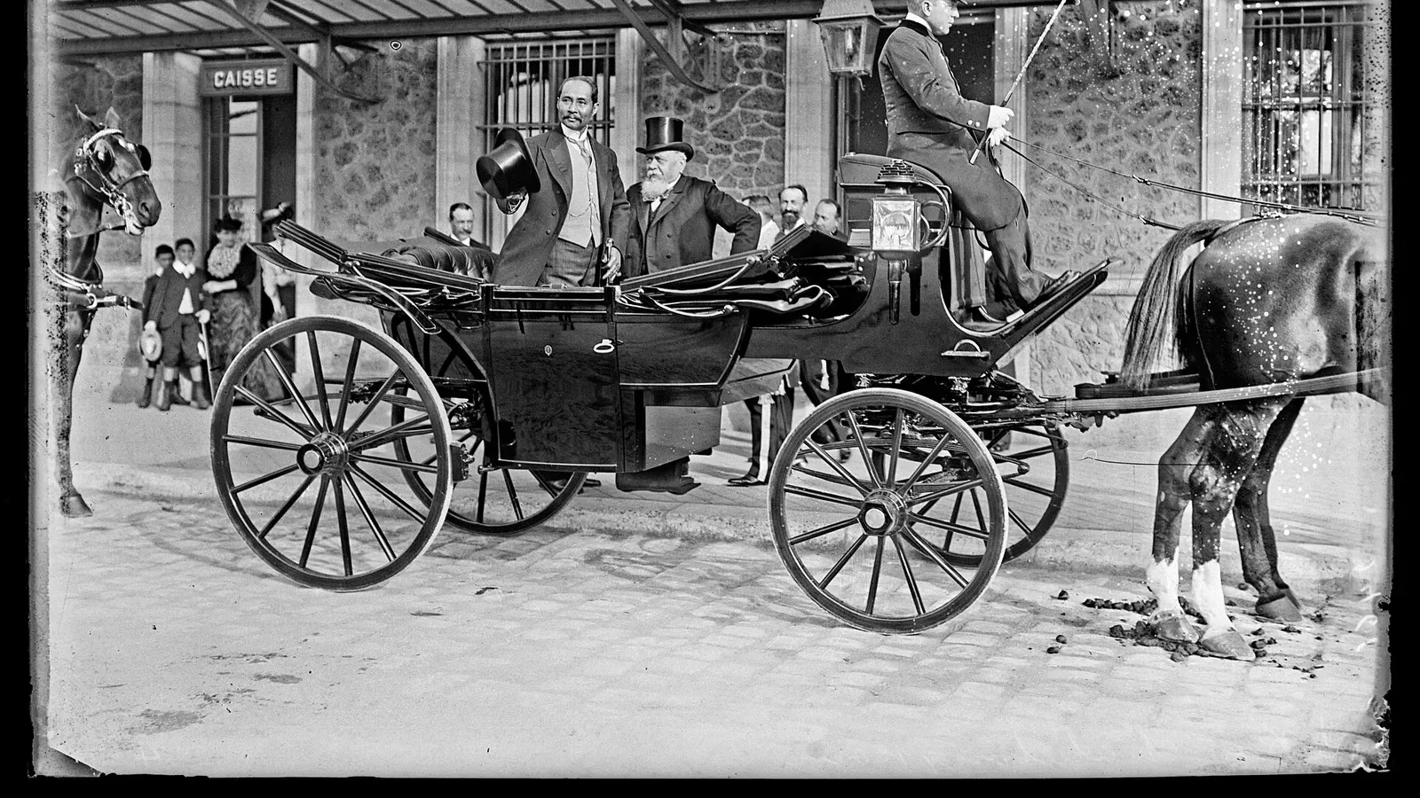 ภาพถ่ายเก่า วันที่ 20 สิงหาคม ค.ศ. 1907 รัชกาลที่ 5 และประธานาธิบดีฝรั่งเศสในรถม้า ที่เมืองรอมบุยเย ฝรั่งเศส