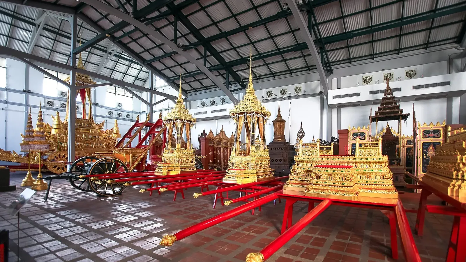 พระที่นั่งราเชนทรยาน และ พระราชยาน องค์อื่นในพิพิธภัณฑสถานแห่งชาติ พระนคร ภาพถ่ายเมื่อ 2 มกราคม 2561