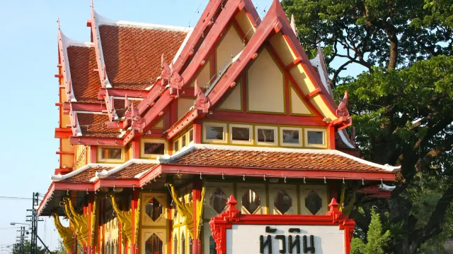 พลับพลาพระมงกุฎเกล้าฯ สถานีรถไฟหัวหิน ที่ประทับขึ้นและลงรถไฟ ของ รถไฟพระที่นั่ง ภาพถ่าย พ.ศ. 2555