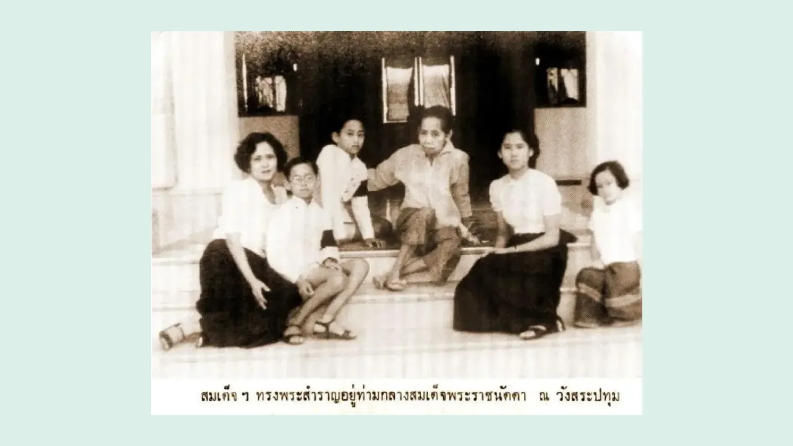 ภาพถ่ายเก่า พ.ศ. 2481 สมเด็จพระศรีสวรินทิราบรมราชเทวี พระพันวัสสาอัยยิกาเจ้า กับ พระราชนัดดา ณ วังสระปทุม