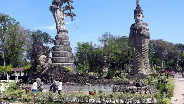 ศาลาแก้วกู่ หนองคาย: รูปปั้นพญานาคหลายเศียรกับรูปปั้นยืนสูงในสวนใต้ท้องฟ้าสีคราม ภาพถ่ายเดือนมกราคม 2010
